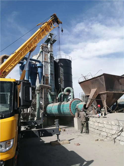 西市区设备搬运等各类工程项目中，吊车起着关键作用